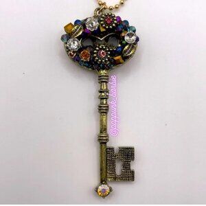 BETSEY JOHNSON GOLDTONE MULTICOLOR RHINESTONE LARGE KEY LONG 35” NECKLACE